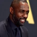 El actor, Idris Elba reconoce que tiene un año en terapia por su adicción al trabajo