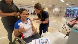 Heydi Arias recibiendo la vacuna